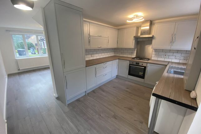 25, Bray Close, Borehamwood photo 3