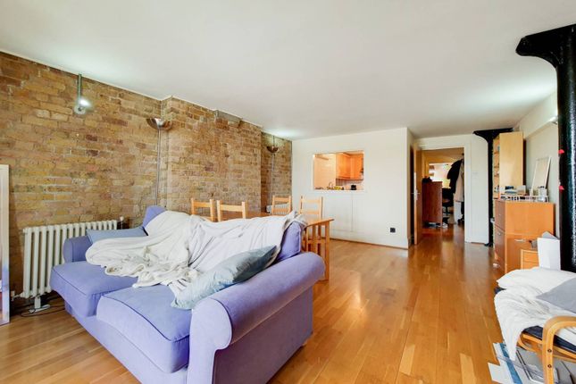 Flat to rent in Rotherhithe Street, Canada Water, London
