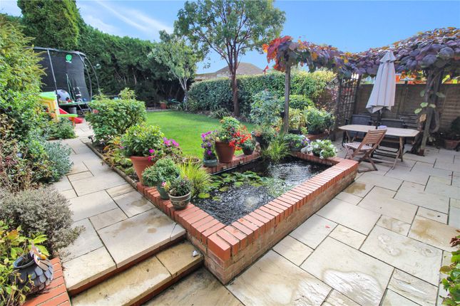8, Hartsthorn Close, Wiltshire photo 3