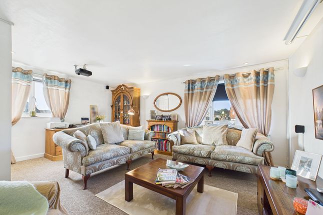 1 Lennox Close, Reading photo 3