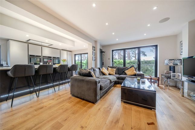 7B, Walkers Ridge, Surrey photo 3