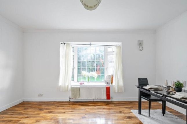 28, Adelaide Gardens, Greater London photo 5