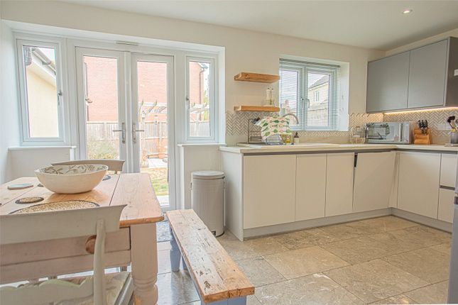 33, Maple Road, Somerset photo 4
