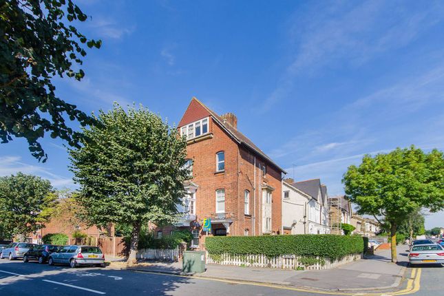1-bed flat on Norbury Avenue, Thornton Heath, £200,000