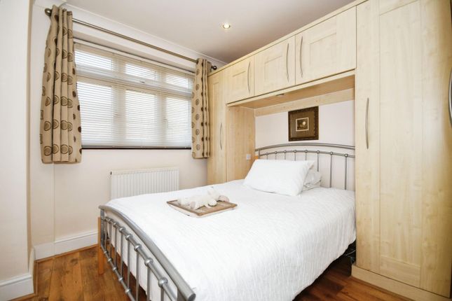 Flat 6 - Bedroom 01.Jpg