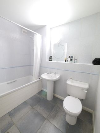 Flat 4, Deuchar House, Newcastle upon Tyne photo 4