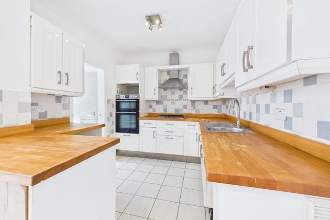 27, Woodlands Grove, Bingley photo 2