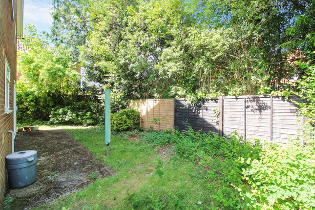 4, Highfield Avenue, Aldershot photo 4