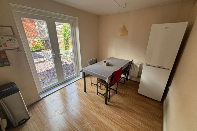 First Floor Room, 4, Millgrove, Swindon photo 4