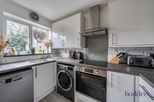 32, Monks Crescent, Addlestone photo 4