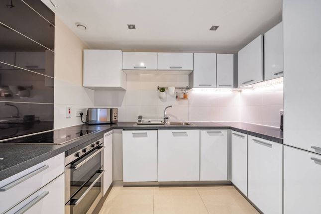 Flat to rent in Agate Close, Park Royal, London