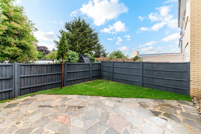 12, Florence Avenue, Morden photo 2