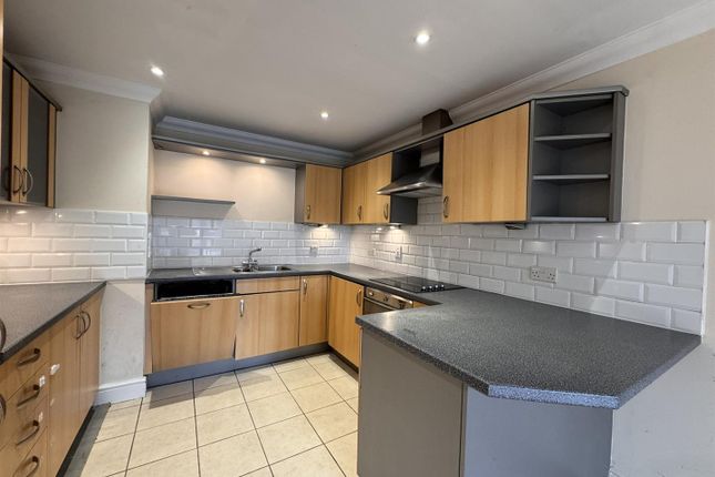 6, Pond House, Chertsey photo 3