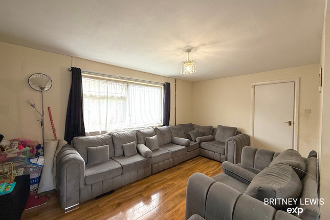 40, Grange Close, Burton Upon Trent photo 4
