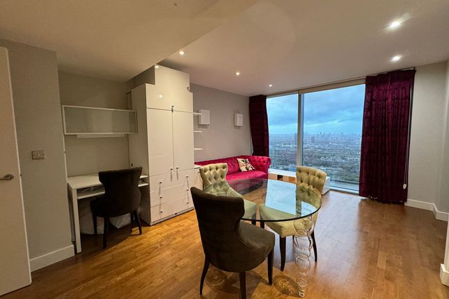 Flat to rent in Landmark East, Canary Wharf