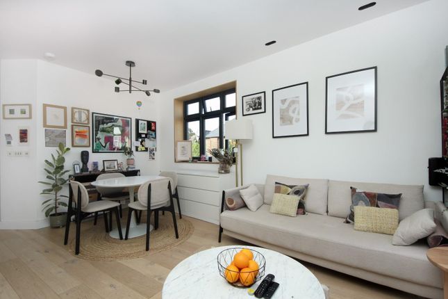 Flat 4, 9, King Edwards Gardens, London photo 4