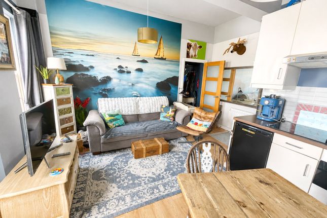 Flat 3, Cheltenham House,, Tudor Square, Pembrokeshire photo 4