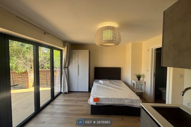 Studio flat on The Curve, London, £1,550/mo