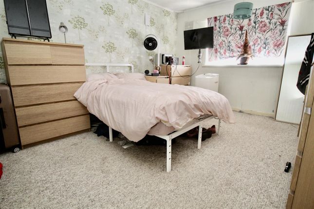 28, Shard End Crescent, Birmingham photo 4