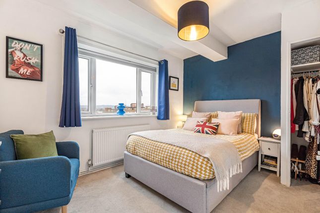 55, Swinburne Court, London photo 2