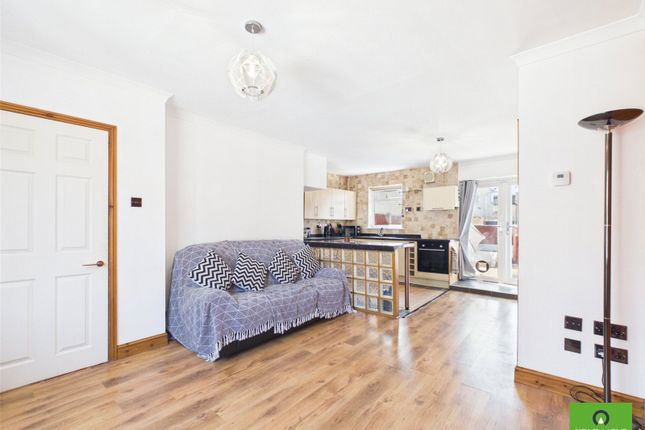 39, Aveley Road, Romford photo 3