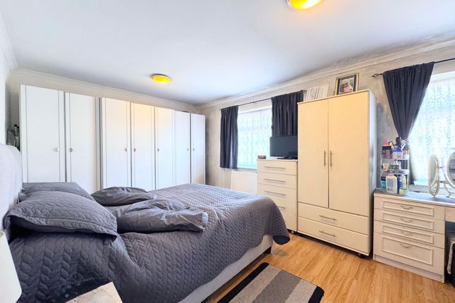 6 Silkstream Road, Edgware photo 4