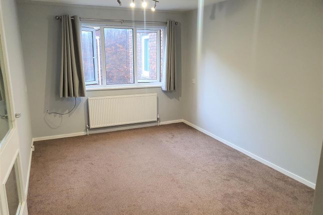 Flat to rent in Wilford Close, Northwood