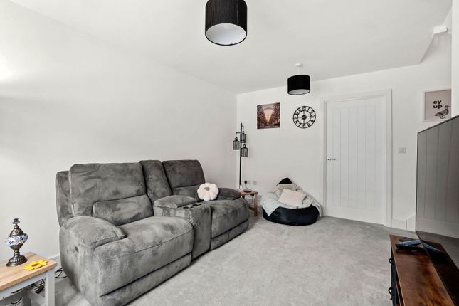 15, Knapper Grove, Worcester photo 3
