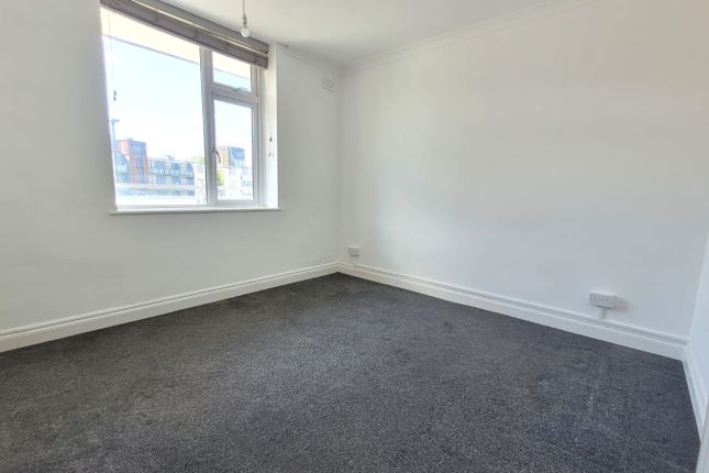 Flat to rent in Angel Close, London