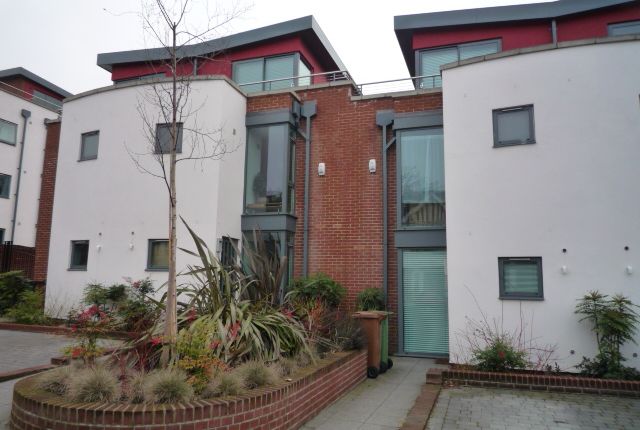 Thumbnail Town house to rent in Cumnor Road, Sutton