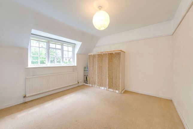 2, Chatham Close, London photo 4