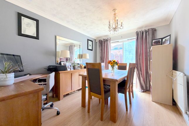 30, Halecroft Avenue, Wolverhampton photo 4
