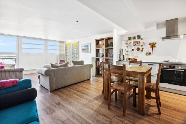 Flat for sale in Gateway House, Balham Hill, London