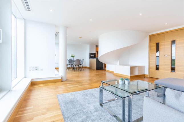 Flat to rent in Oswald Building, Chelsea Bridge Wharf