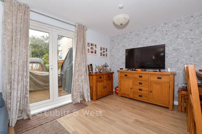 23, Olliver Acre, Littlehampton photo 4