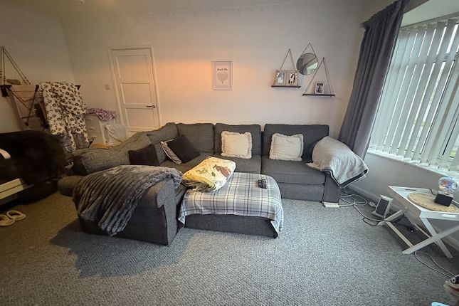 5, Carr Manor Crescent, Leeds photo 5