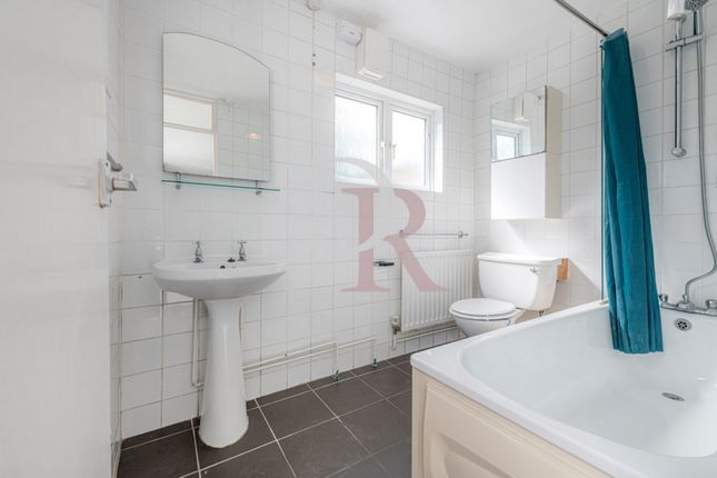 Flat for sale in Victoria Road, Finsbury Park