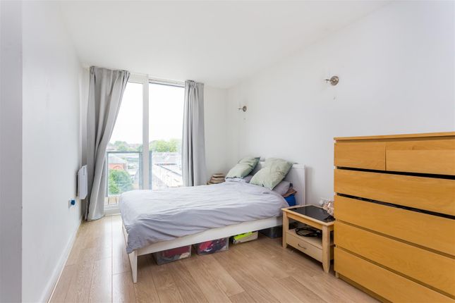 Thumbnail Flat for sale in New River Avenue, London
