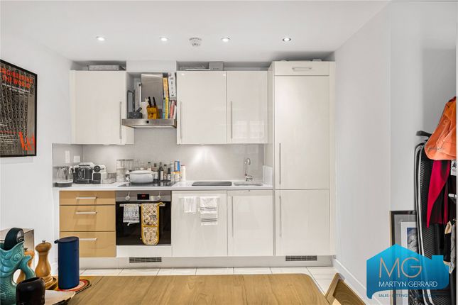 Flat for sale in Chadwell Lane, London