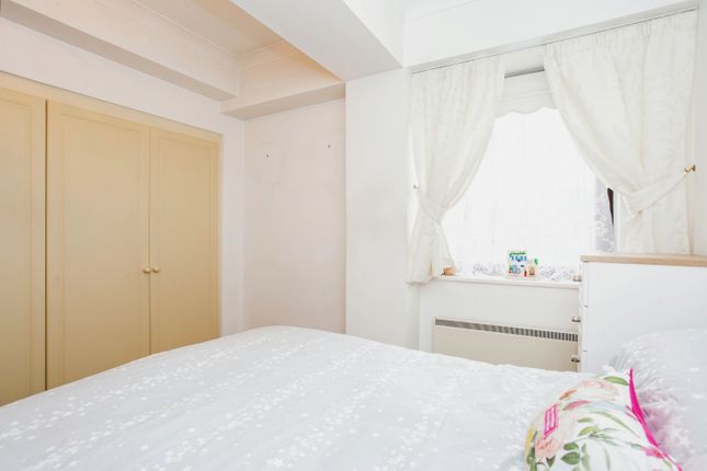 Flat for sale in Sunningdale Court, Gordon Place, Southend-On-Sea, Essex