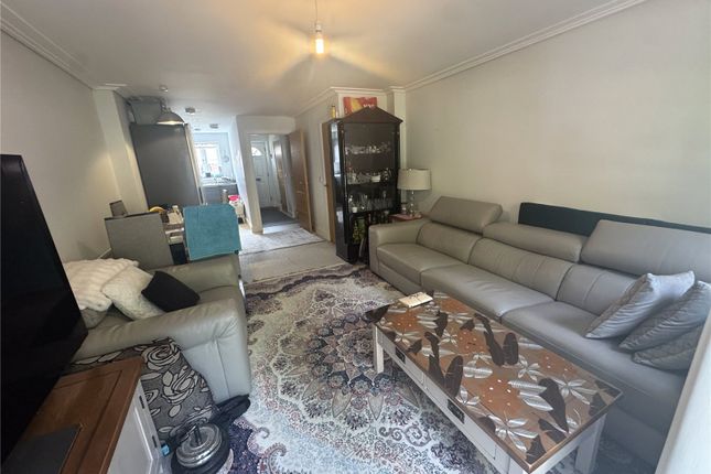 18, Hunters Place, Surrey photo 3