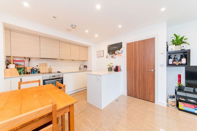 Flat 31, Crested Court, London photo 3