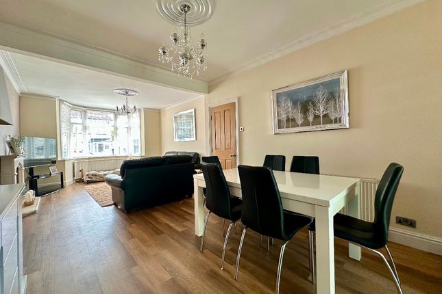 17 Bush Elms Road, Hornchurch photo 3