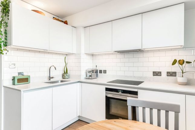 210, Hill House, 17, Highgate Hill, London photo 4