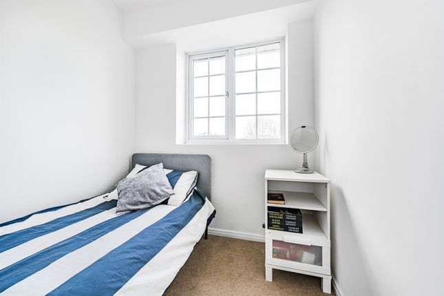 Town house for sale in Taunton Drive, Enfield