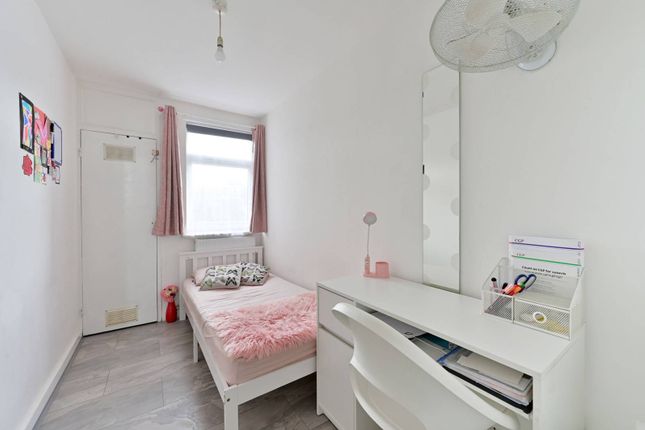 Flat for sale in Arnewood Close, Roehampton, London