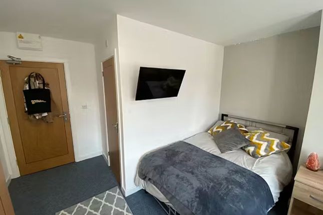 Flat to rent in Students - Renaissance House, 20 Princess Rd West, Leicester