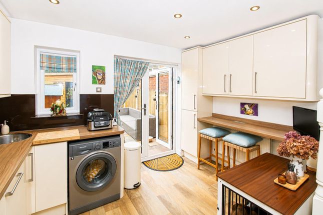 8, Harebell Avenue, Wakefield photo 3