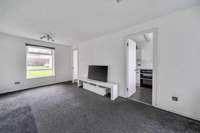 Flat 33, Cassis Court,, Chigwell Lane, Essex photo 2