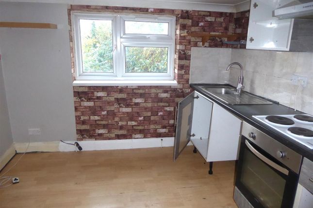 Flat E, 278, Hanworth Road, Hounslow photo 2